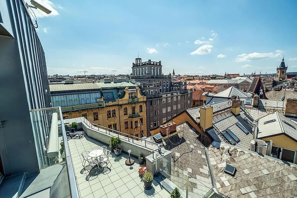 Lägenhet Shiny Rooftop Apart With Free Garage Prag