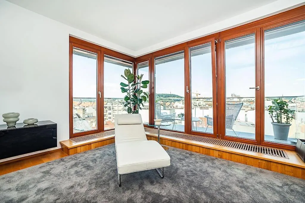 Lägenhet Shiny Rooftop Apart With Free Garage Prag